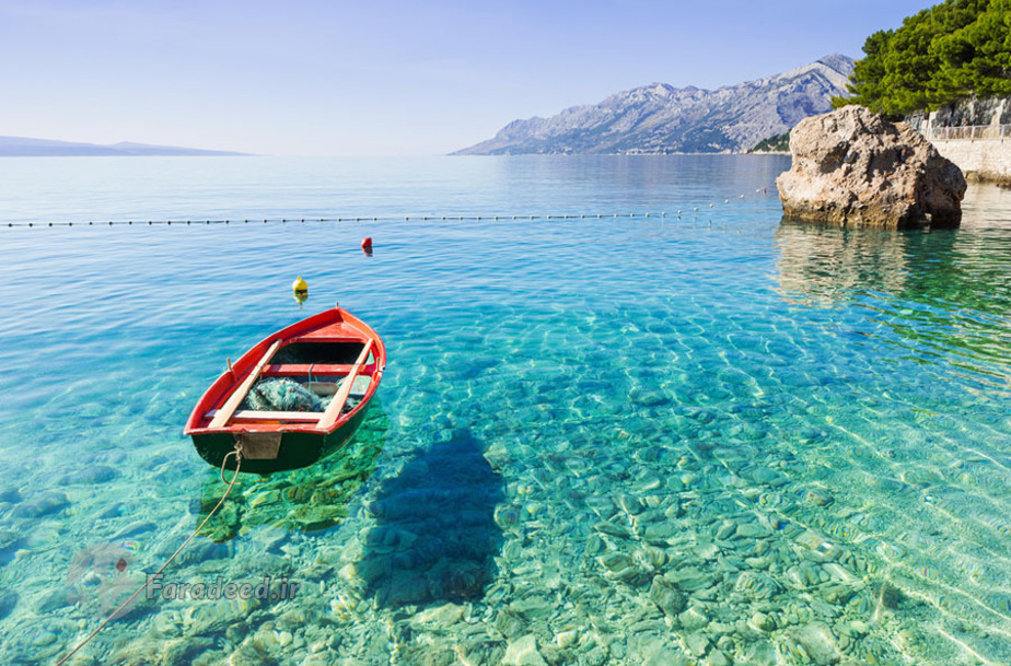 قایق شناور در آب‌های زلال 