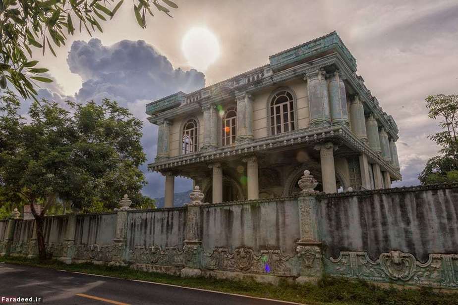 طلوع خورشید بر فراز عمارت خالی در ساحل تایلند