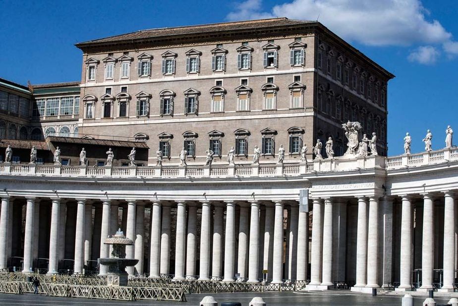 پاپ برای میدانی خالی از جمعیت سخنرانی می‌کند 