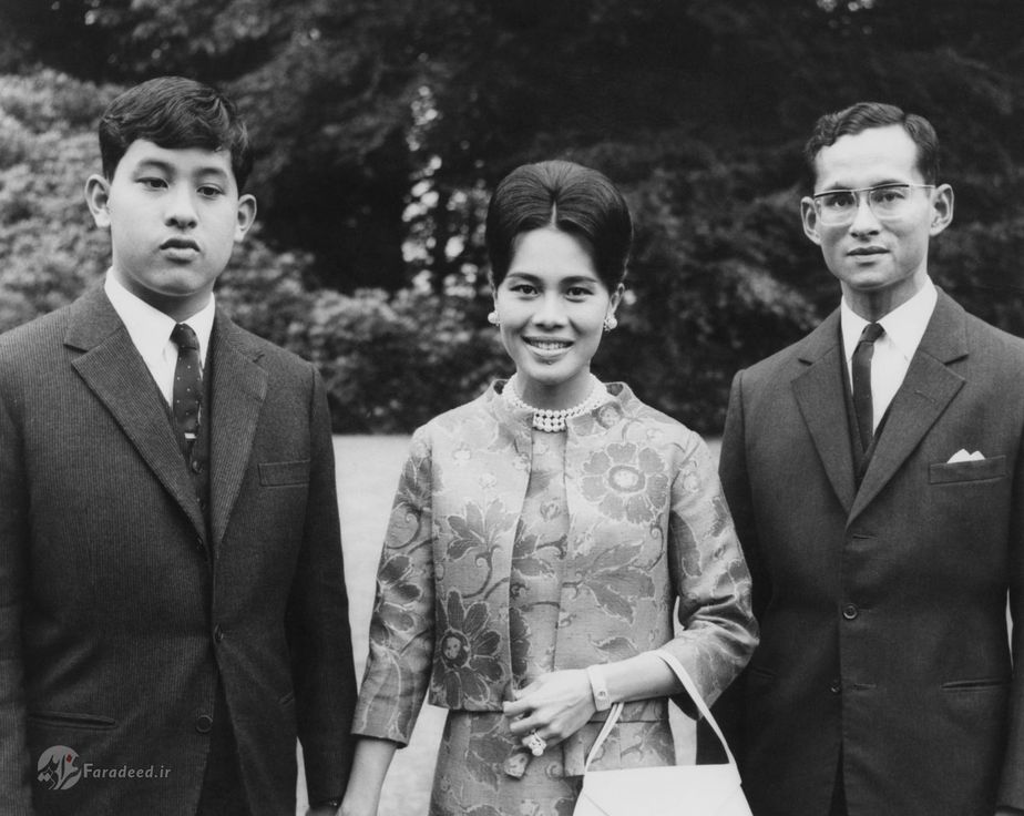 پادشاه جدید تایلند به همراه پدر و مادرش در سال 1966 در لندن.