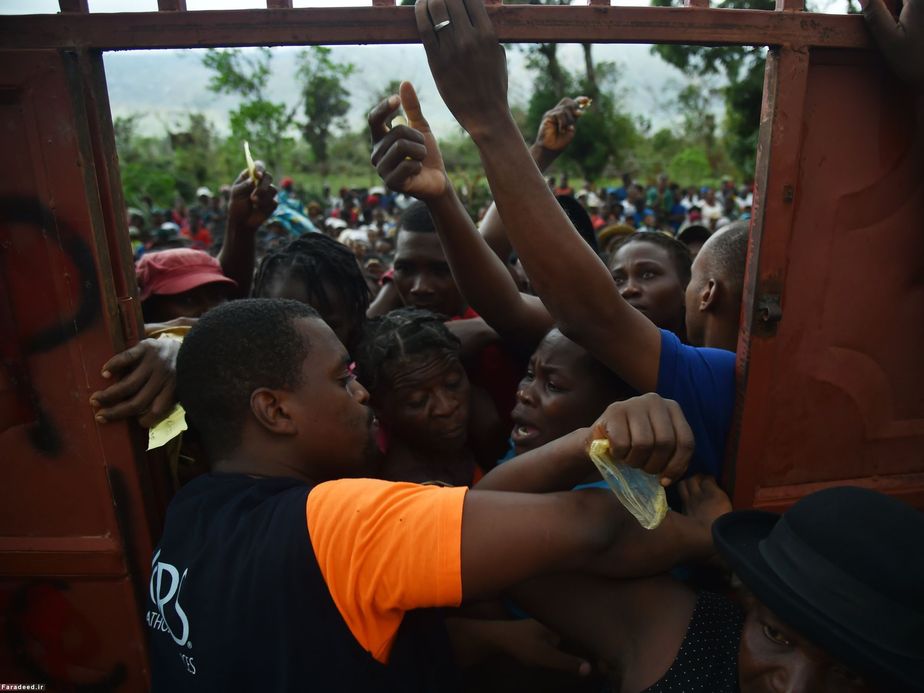 هجوم توفان‌زدگان هائیتی برای دریافت غذا