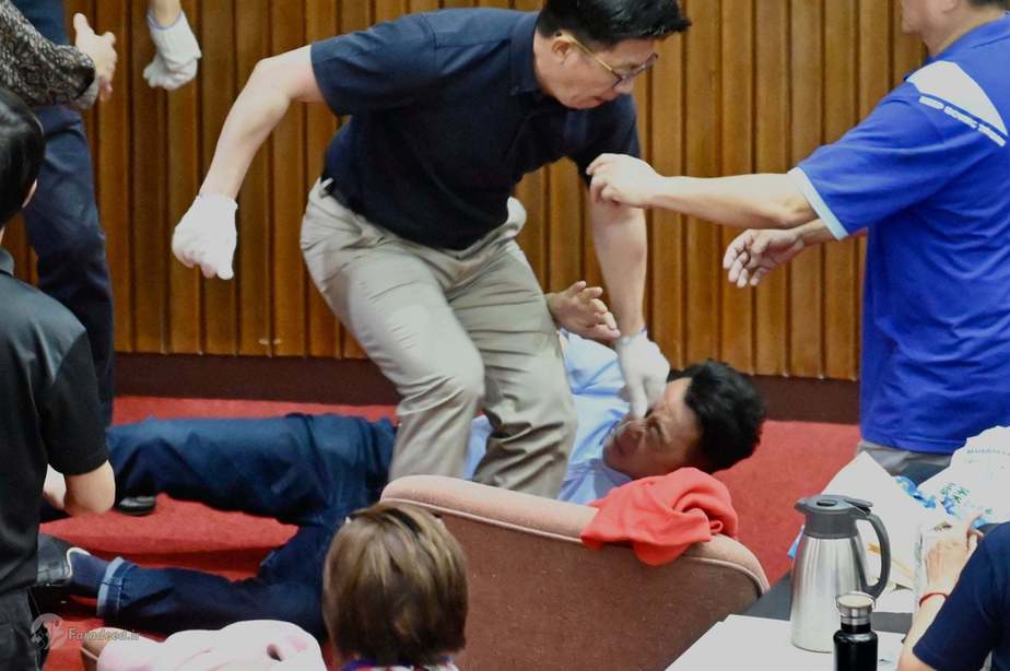  یکی از قانون‌گذاران از حزب KMT روی زمین افتاده است. عکاس: Sam Yeh/AFP/Getty Images 