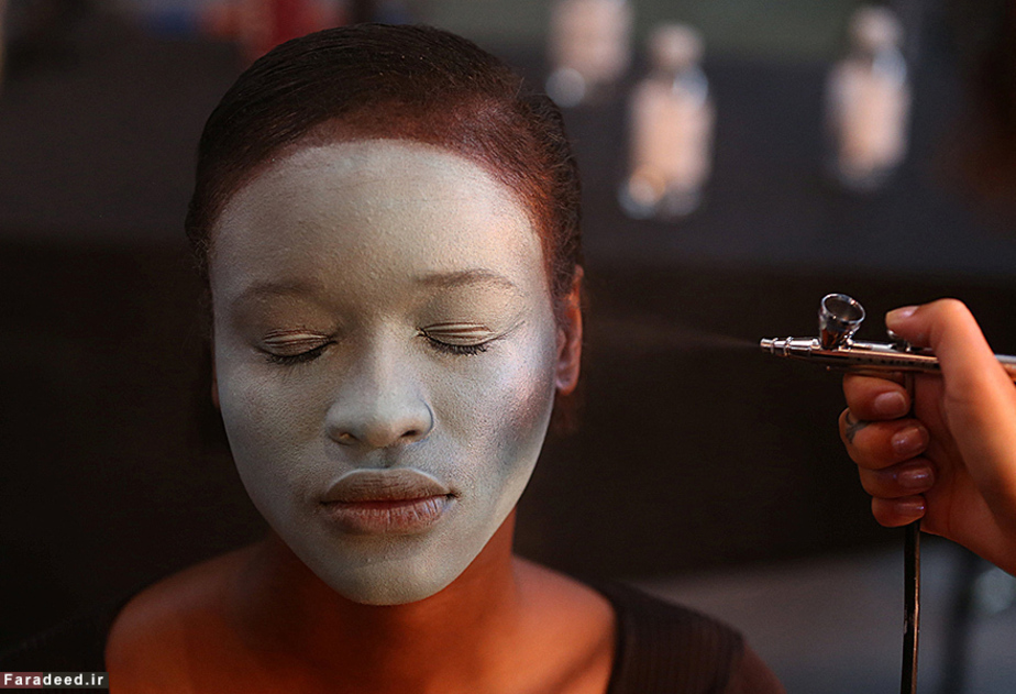 رنگ کردن صورت پیش از گریم؛ لندن