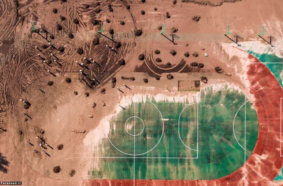 معلمان در حال تمیز کردن زمین بازی از گل پس از سیل در چین