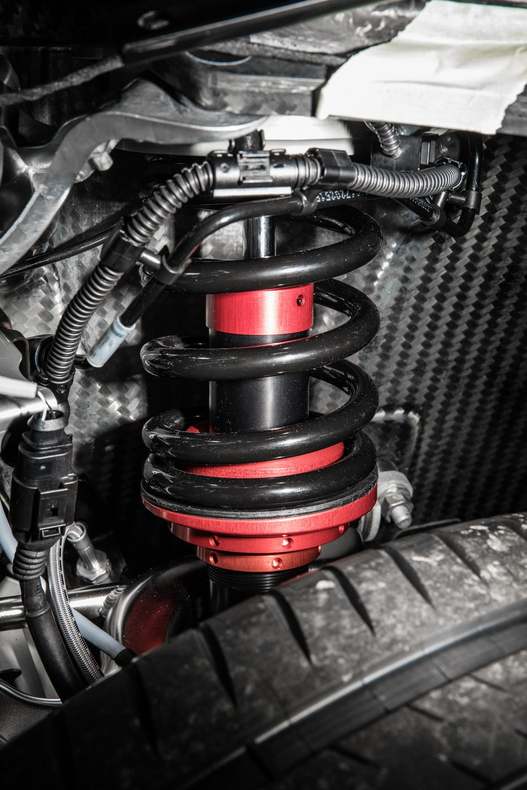 در اینجا می‌توان نگاه دقیق‌تری به سیستم تعلیق جالب توجه بوگاتی شیرون داشت 