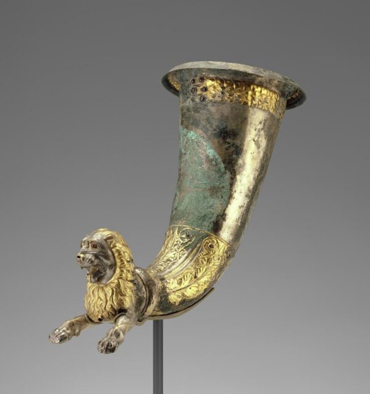 ریتون یا جامی با سر شیر از جنس نقره با تذهیب و منبت، اشکانی، حدود ۱۰۰ سال قبل از میلاد، موزه گتی 