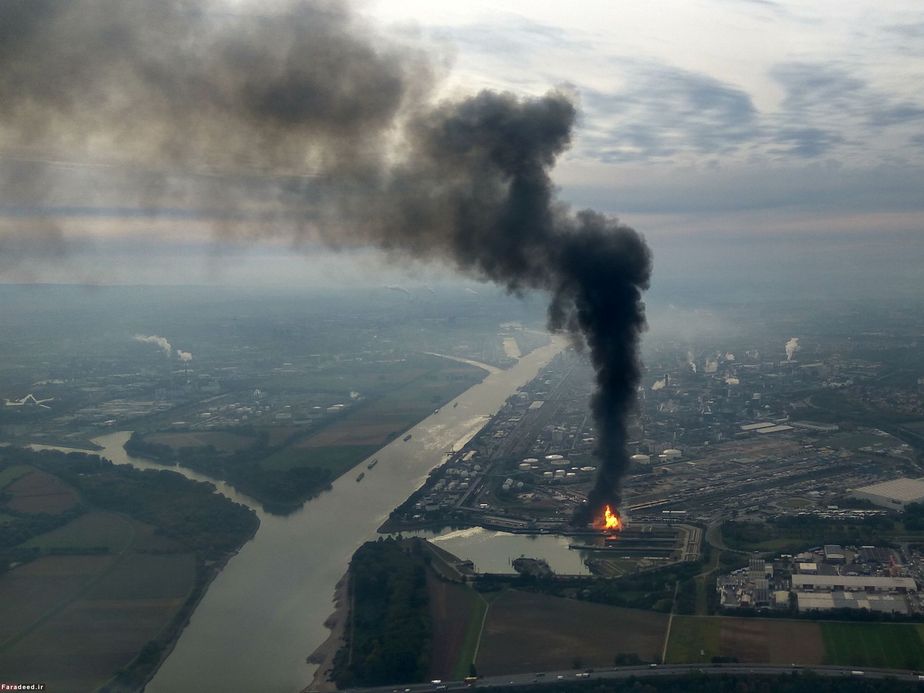 دود کارخانه مواد شیمیایی در لودویگسهافن، آلمان