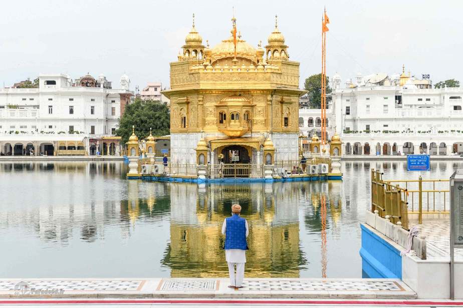 یک عبادتکننده سیک در گُلدِن تِمپِل در آمریستار. عکاس: Narinder Nanu/AFP/Getty Images