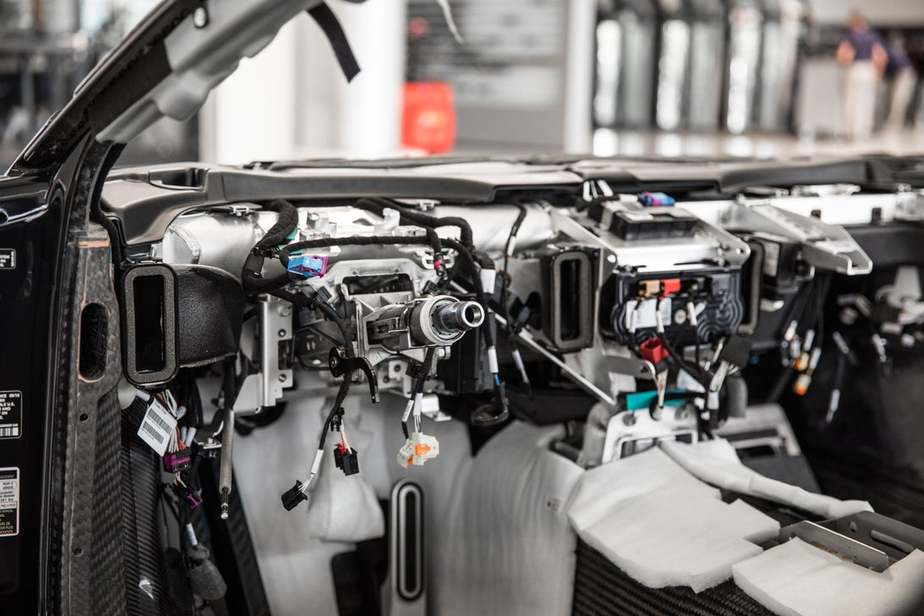 این محلی است که فرمان خودرو در نهایت روی آن قرار می‌گیرد. این بخش مهمی برای هایپرکار شیرون محسوب می‌شود 