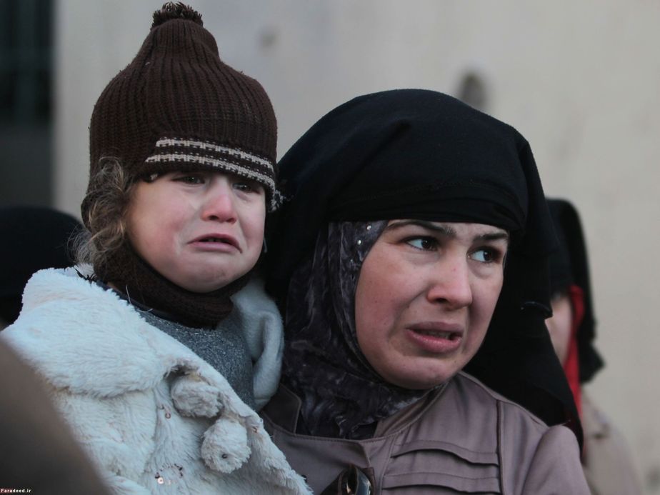 گریه مادر و فرزند آواره عراقی