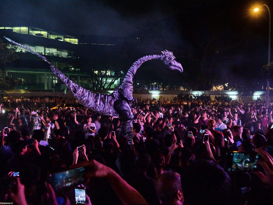 مردم مقابل موزه ملی در شب جشنواره سنگاپور