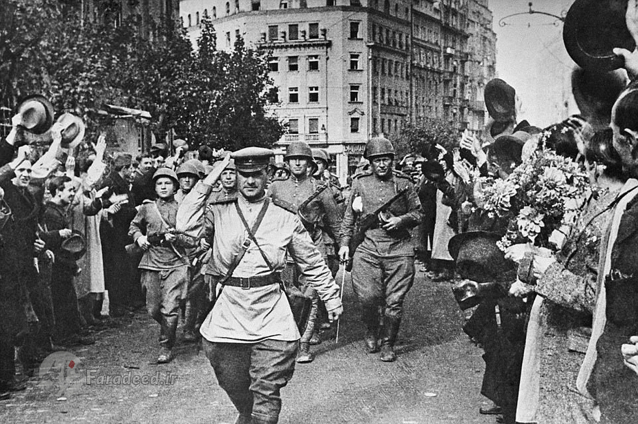 پس از سقوط یوگوسلاوی در جنگ جهانی دوم، از سربازان شوروی در بلگراد استقبال به عمل می‌آید. مارشال تیتو، رهبر یوگوسلاوی، در سال 1948 میلادی در اقدامی جنجالی روابطش را با شوروی قطع کرد تا اروپای پس از جنگ شکل دیگری به خود گیرد. تیتو، سبک خاص سوسیالیسم خود را در یوگوسلاوی به راه انداخت؛ کشوری که نسبت به کشورهای کمونیست همسایه‌اش، فضای سیاسیِ بسیار بازتری داشت